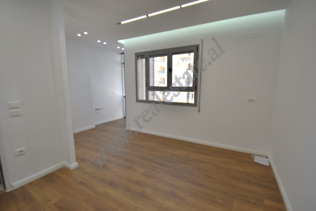 Apartament 1+1 je shitje ne rrugen Shefqet Musaraj shume prane rruges se Kavajes ne Tirane.
Pozicio